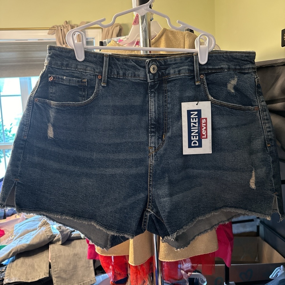 Levi's High Rise Denim Shorts NWT size 14